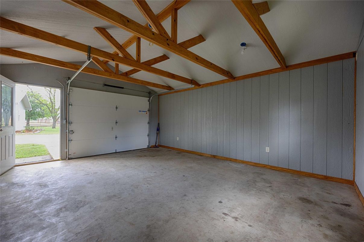 Garage, Interior, Wooden Beams