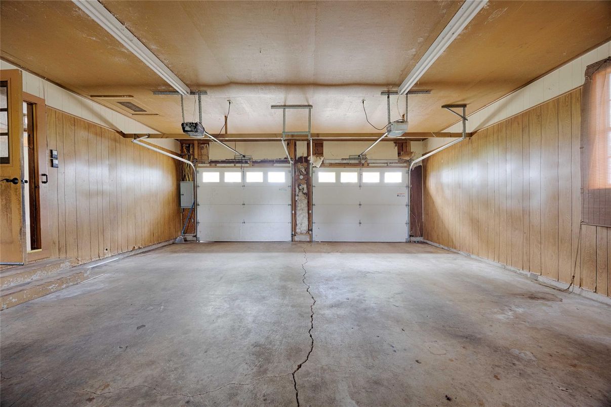 Garage, Interior, Wooden Walls