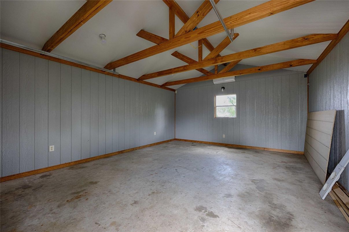 Empty room, Interior, Wooden Beams