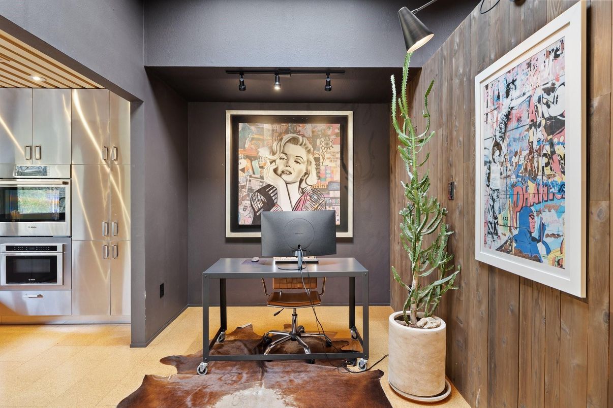 Home Office, Interior