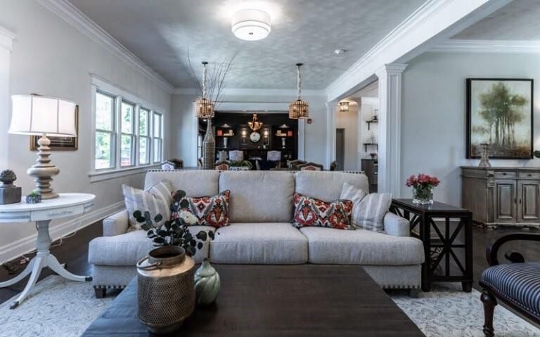 Chandelier, Dining room, Interior, Living room, Pendant Lights, Wood Texture Flooring