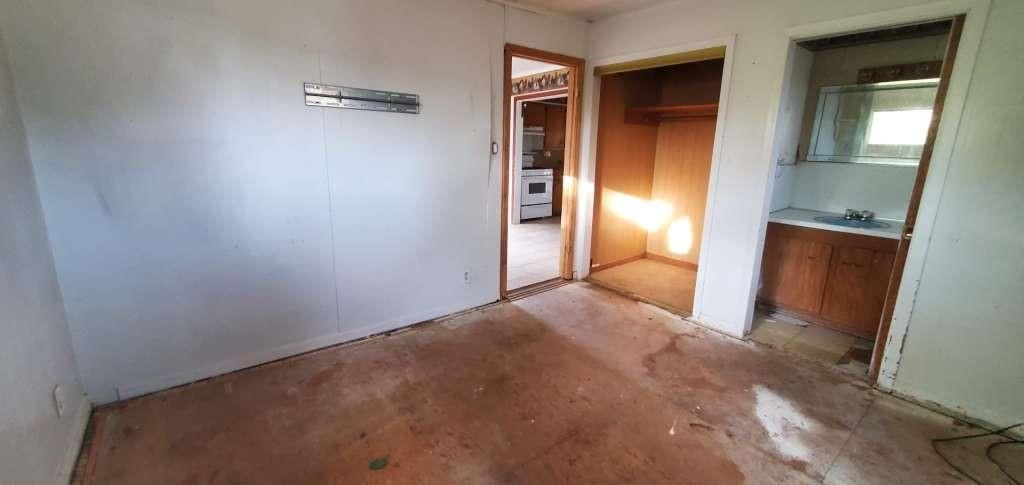 Empty room, Interior