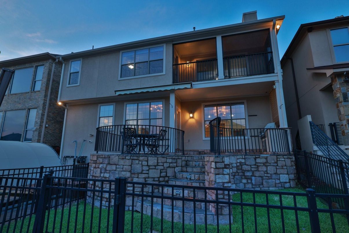 Exterior, Facade, Modern