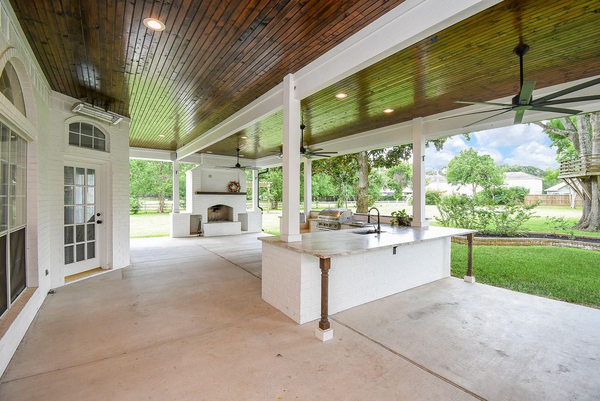 Exterior, Fireplace, Outdoor Kitchen