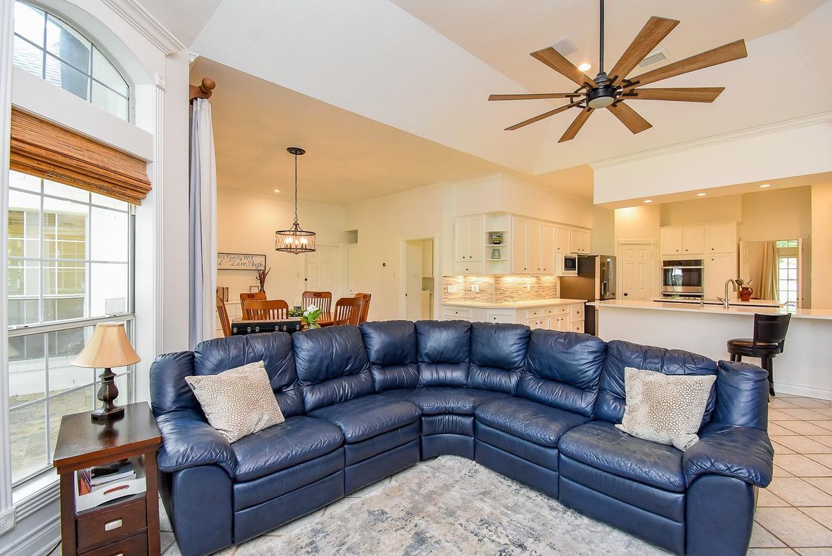 Dining room, Interior, Kitchen, Living room, Pendant Lights, Recessed Lighting, Stainless Steel Appliances