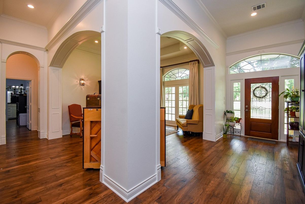 Interior, Recessed Lighting, Wood Texture Flooring