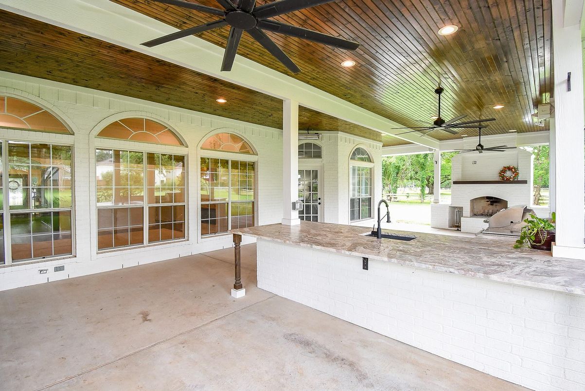 Exterior, Fireplace, Outdoor Kitchen