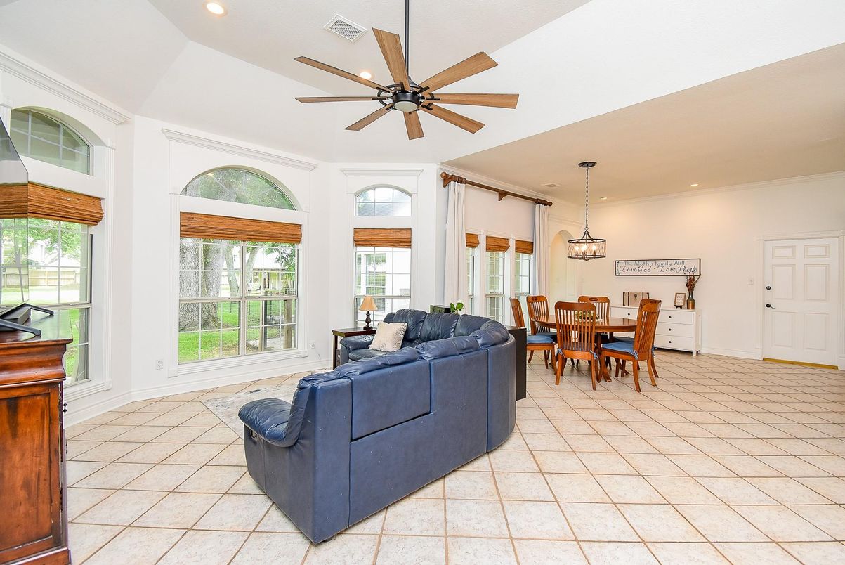Dining room, Interior, Living room, Pendant Lights, Recessed Lighting