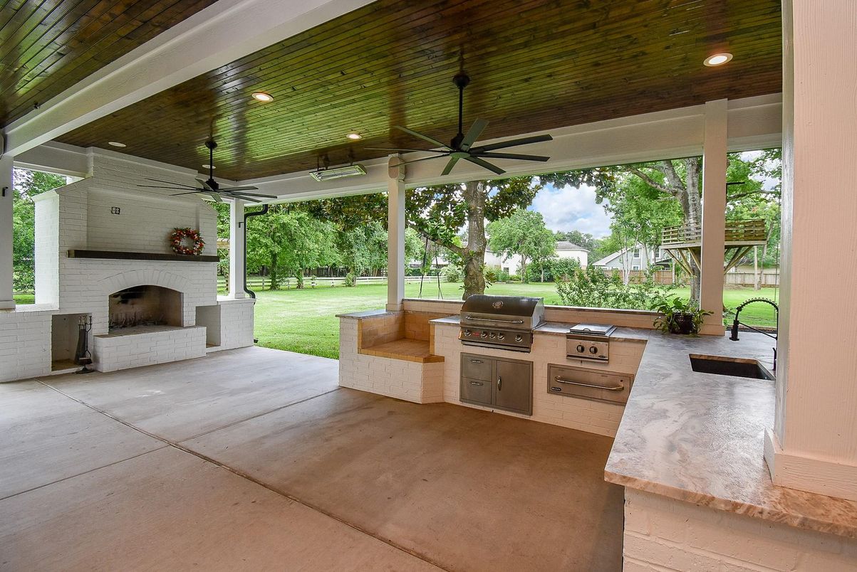 Exterior, Fireplace, Outdoor Kitchen