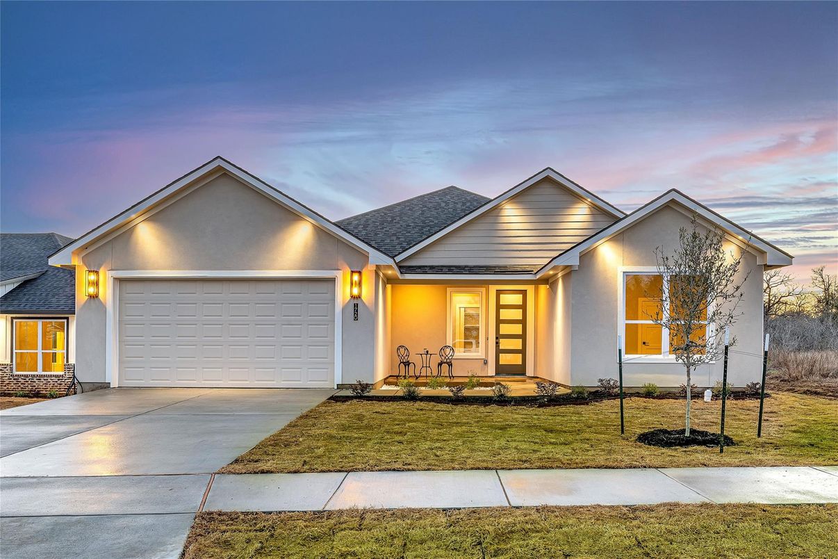 Attached, Exterior, Facade, Ranch