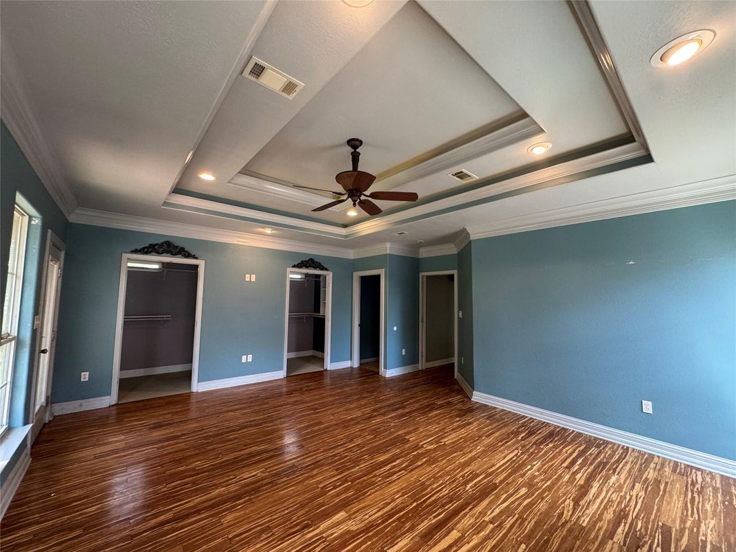 Empty room, Interior, Recessed Lighting, Wood Texture Flooring