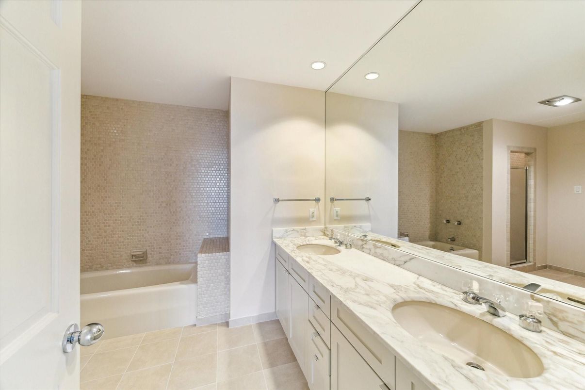 Bathroom, Dual Sink Vanities, Interior, Recessed Lighting