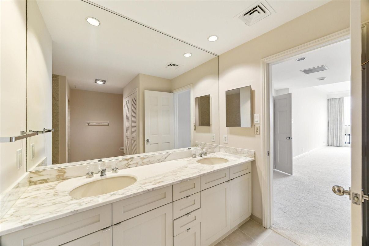 Bathroom, Dual Sink Vanities, Interior, Recessed Lighting
