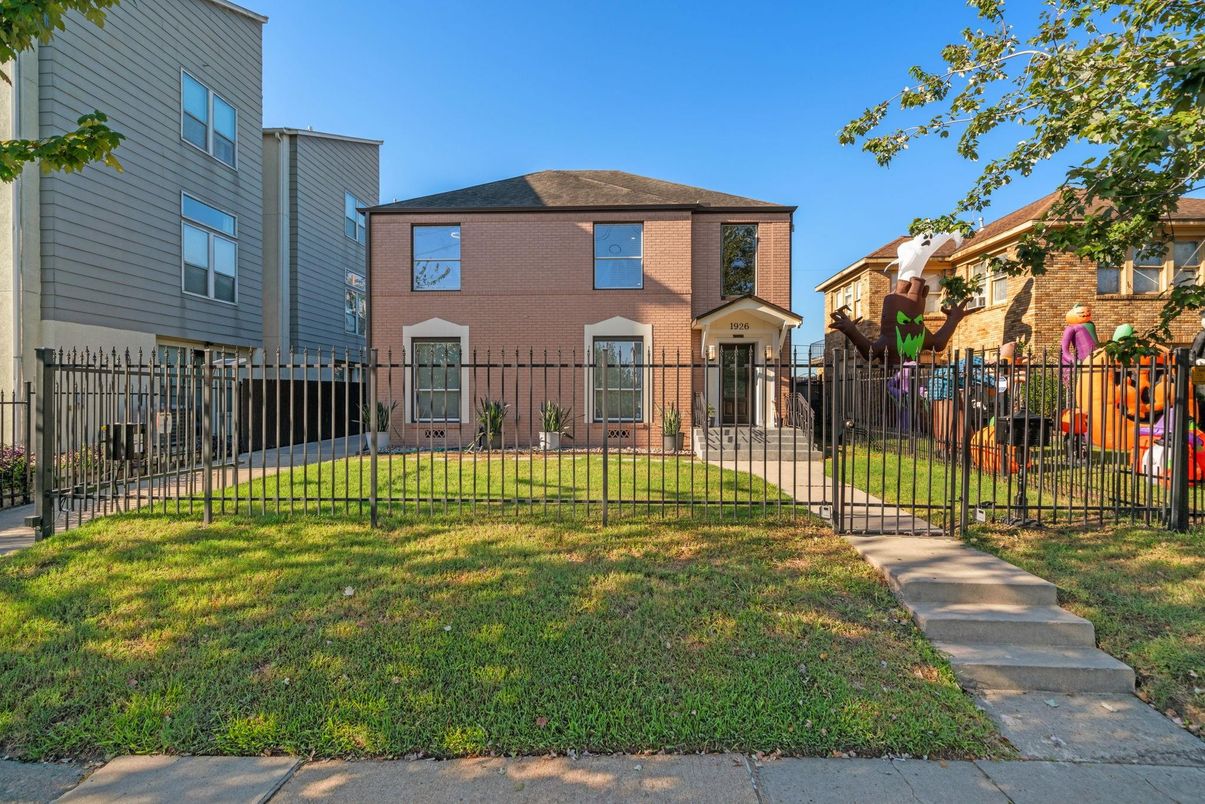 Exterior, Facade, Brick Facade, Georgian