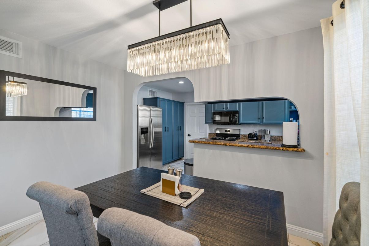 Chandelier, Dining room, Interior, Kitchen, Stainless Steel Appliances