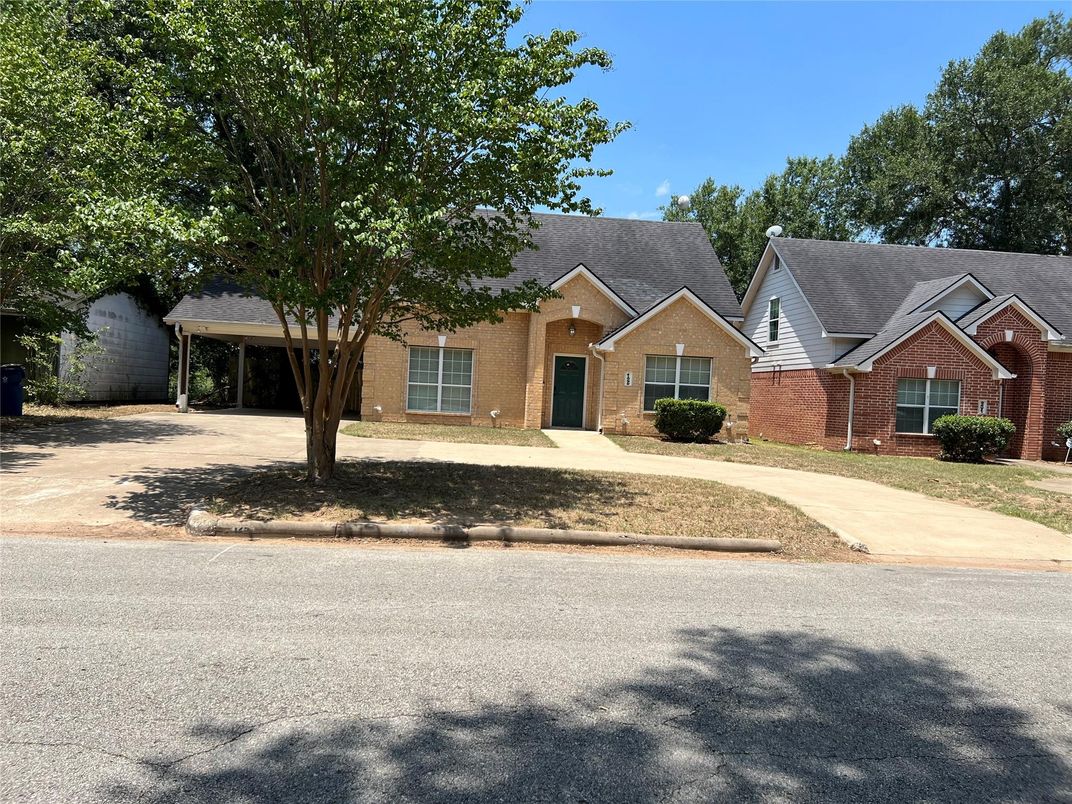 Exterior, Facade, Brick Facade, Brick Traditional