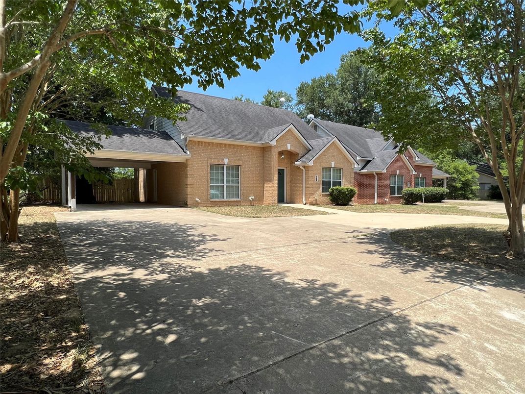 Exterior, Facade, Brick Facade, Brick Traditional