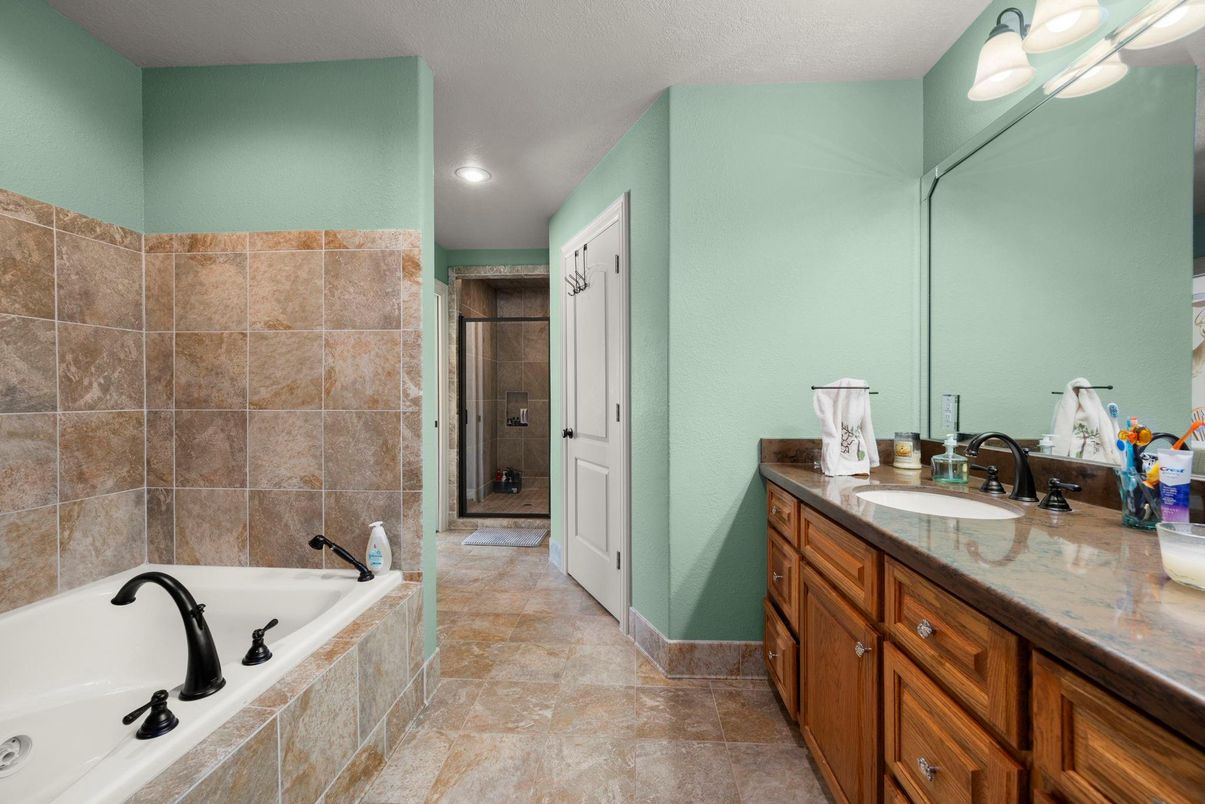 Bathroom, Dual Sink Vanities, Interior, Recessed Lighting