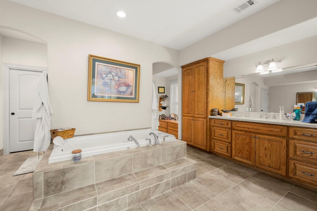 Bathroom, Dual Sink Vanities, Interior, Recessed Lighting