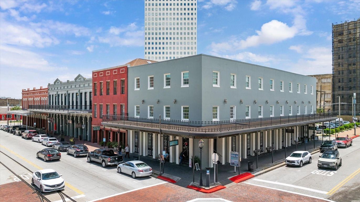 Exterior, Facade, Highrise