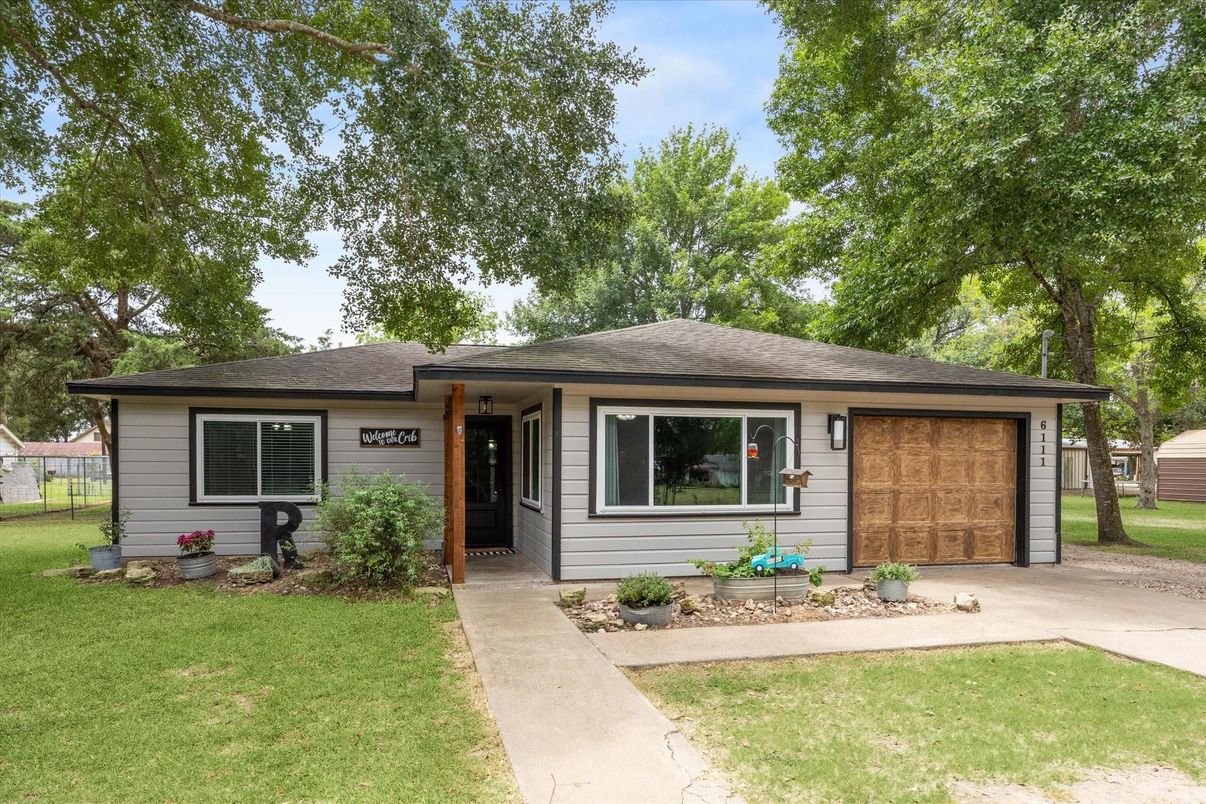 Attached, Exterior, Facade, Ranch