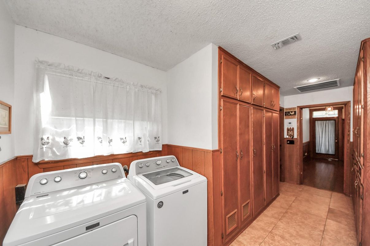 Interior, Recessed Lighting, Washer, Wooden Walls