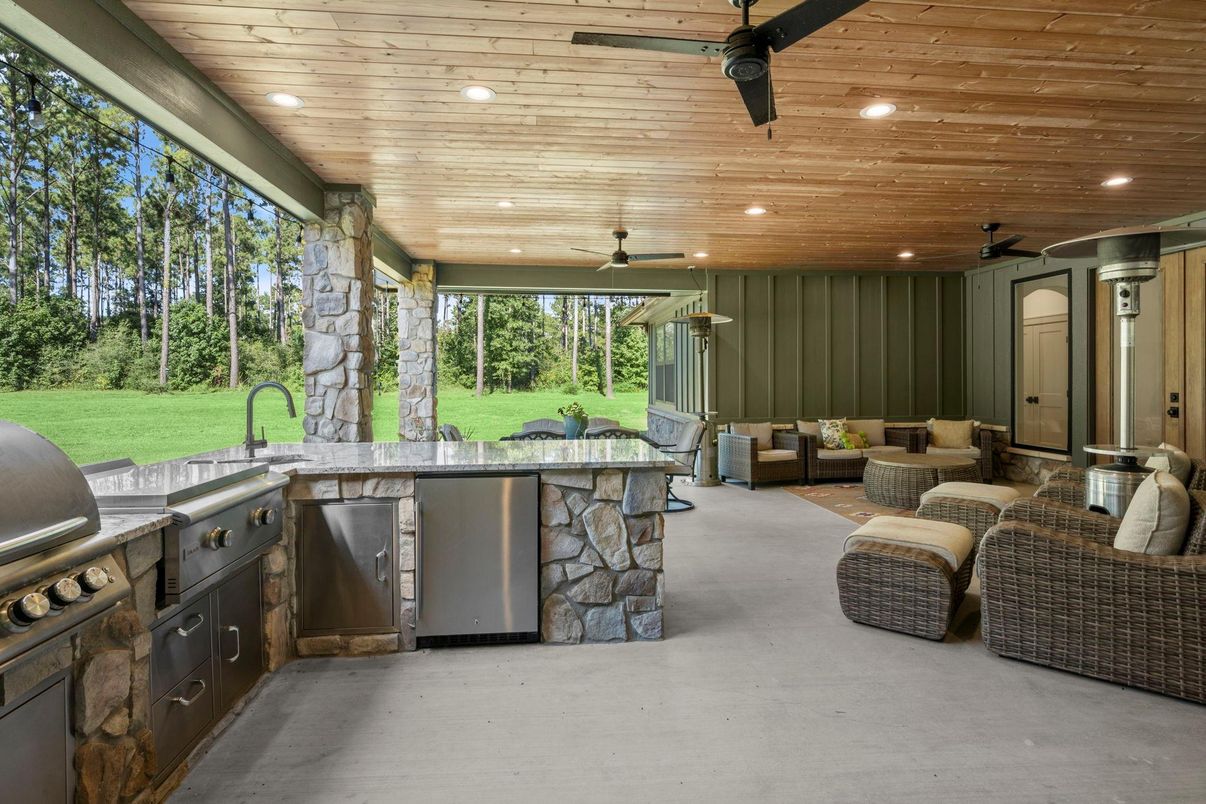 Exterior, Outdoor Kitchen