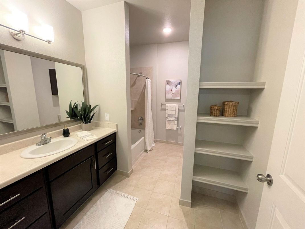 Bathroom, Dual Sink Vanities, Interior, Recessed Lighting