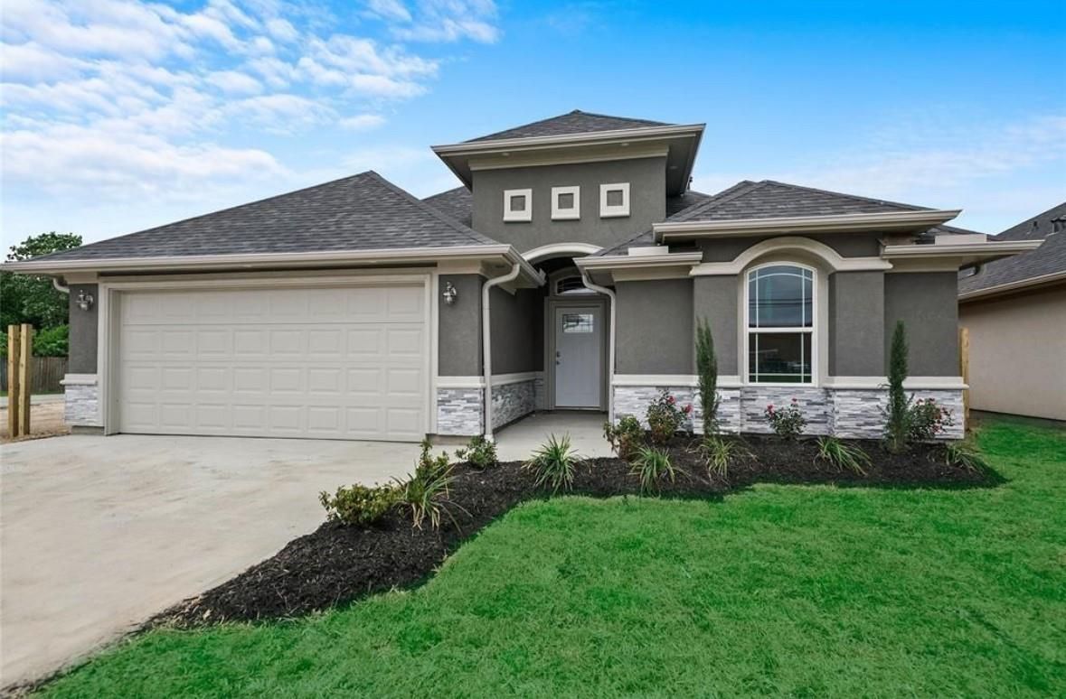 Attached, Exterior, Facade, Mediterranean