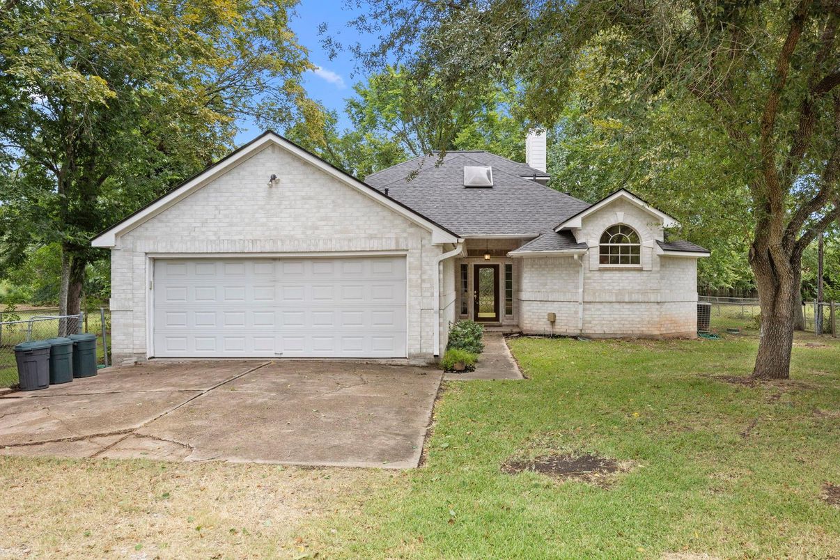 Attached, Exterior, Facade, Ranch