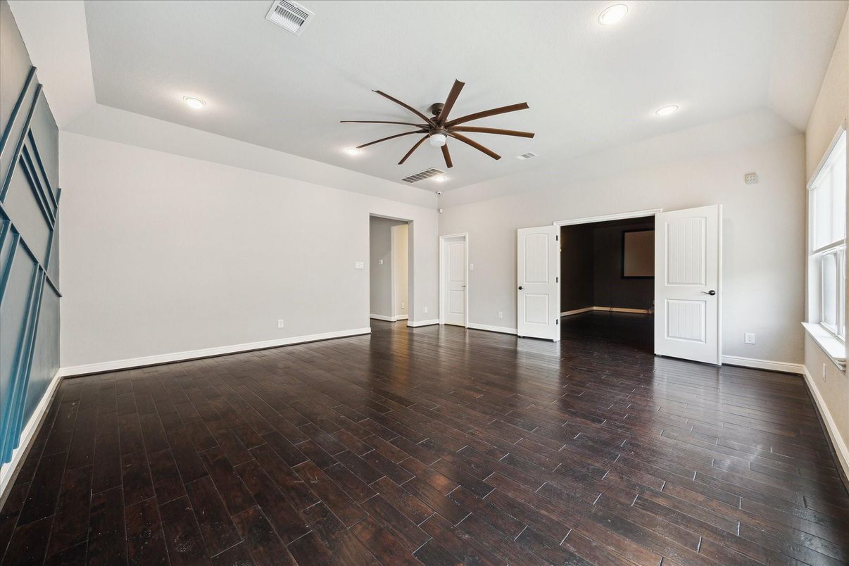 Empty room, Interior, Recessed Lighting, Wood Texture Flooring