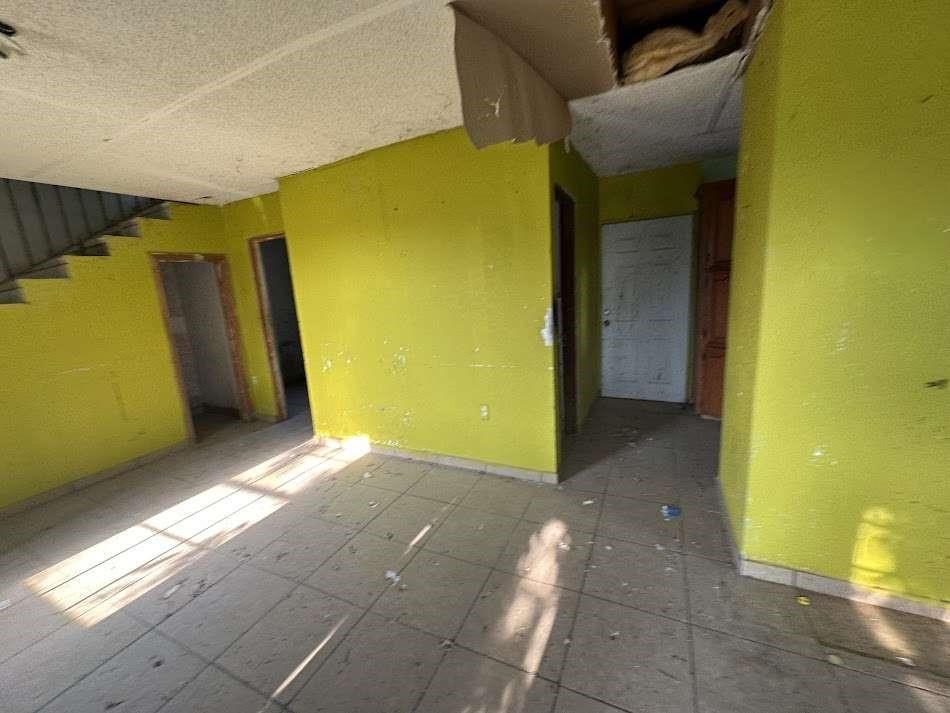 Empty room, Interior