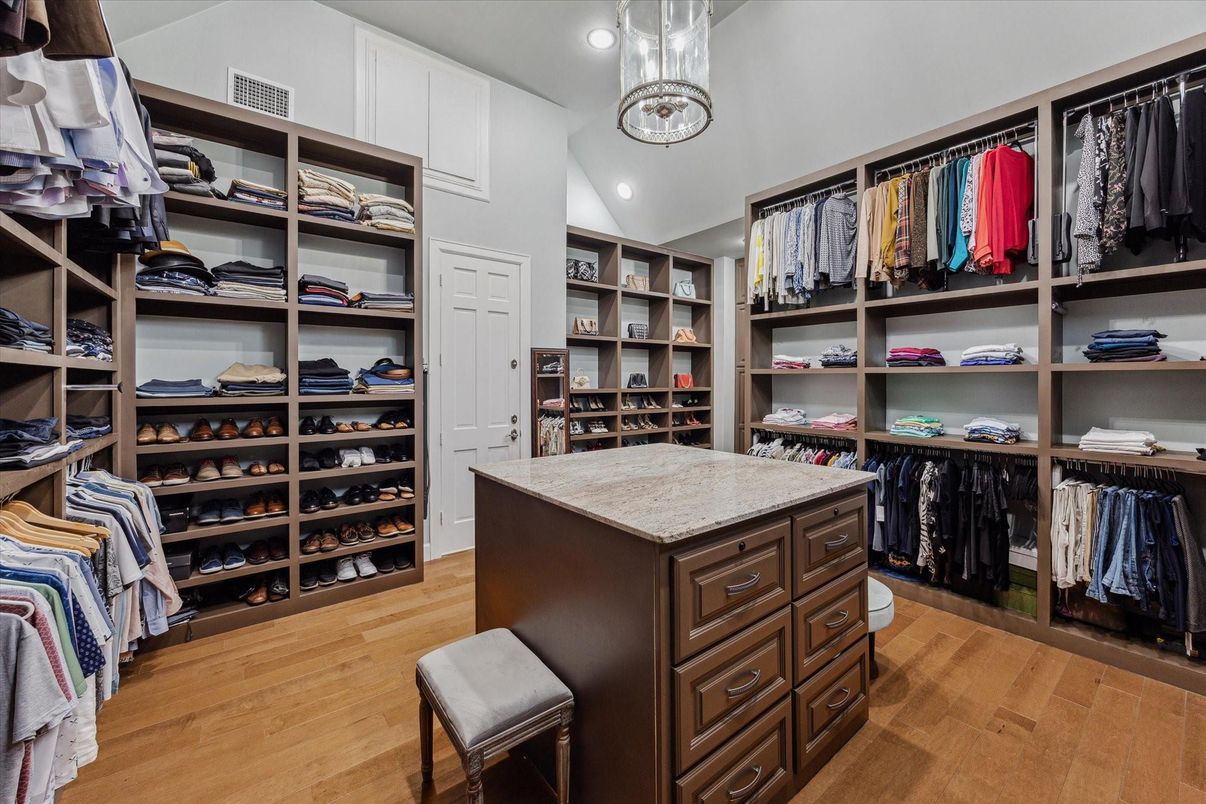 Interior, Pendant Lights, Recessed Lighting, Walk-in Closets, Wood Texture Flooring