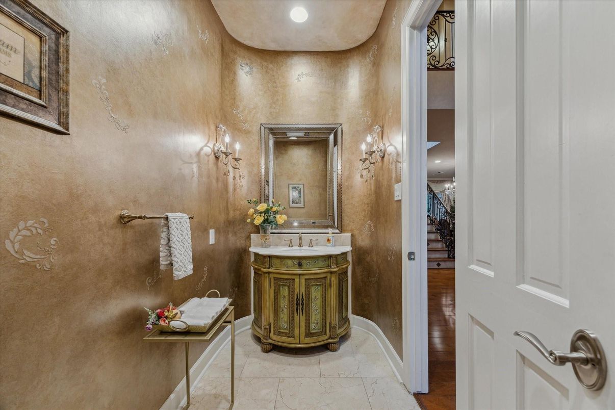 Bathroom, Interior, Recessed Lighting