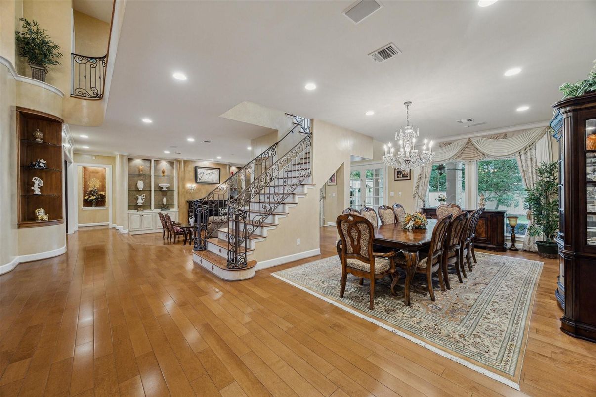 Chandelier, Dining room, Interior, Recessed Lighting, Wood Texture Flooring