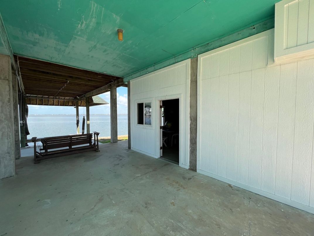 Empty room, Interior, Water
