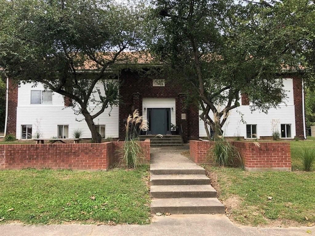 Exterior, Facade, Brick Facade, Raised Ranch