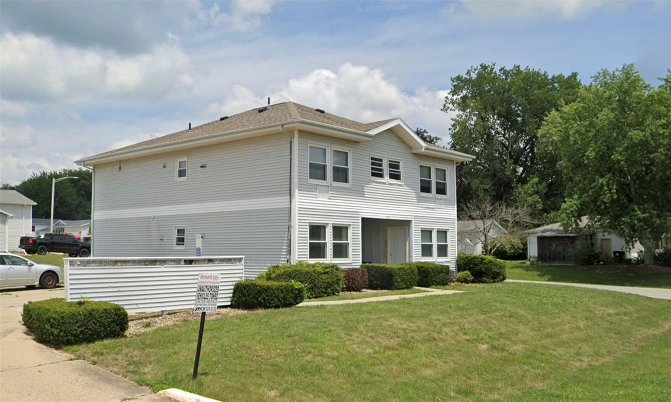 Exterior, Facade, Split Level