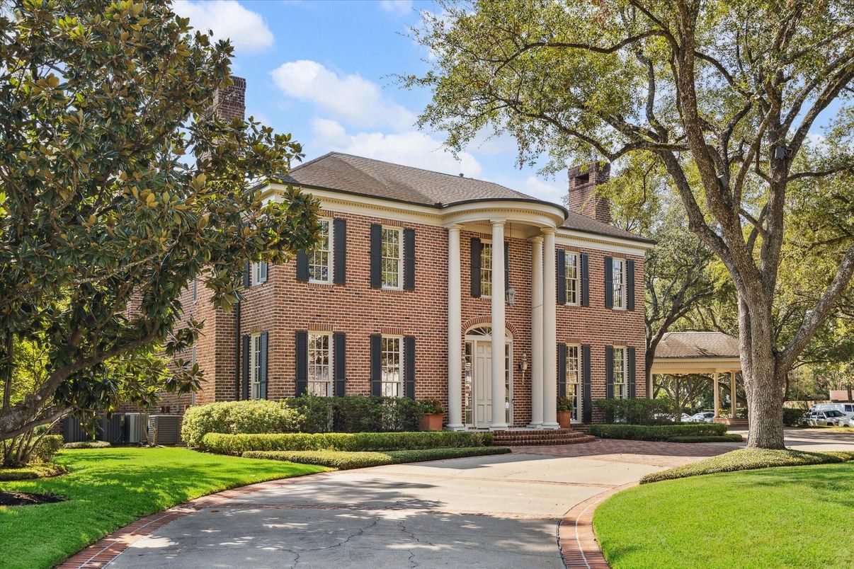 Exterior, Facade, Brick Facade, Georgian