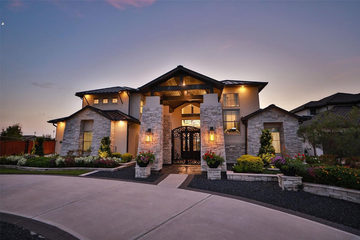 Exterior, Facade, Mediterranean