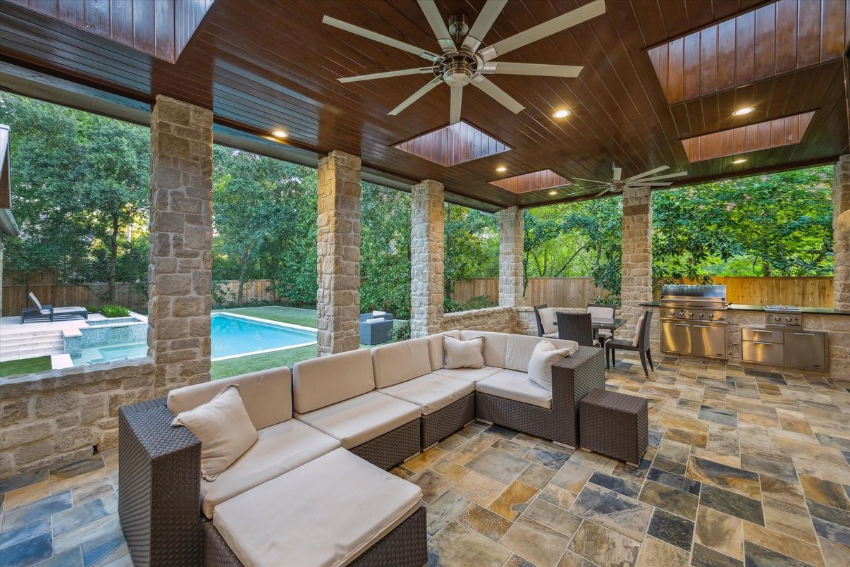 Exterior, Outdoor Kitchen, Pool