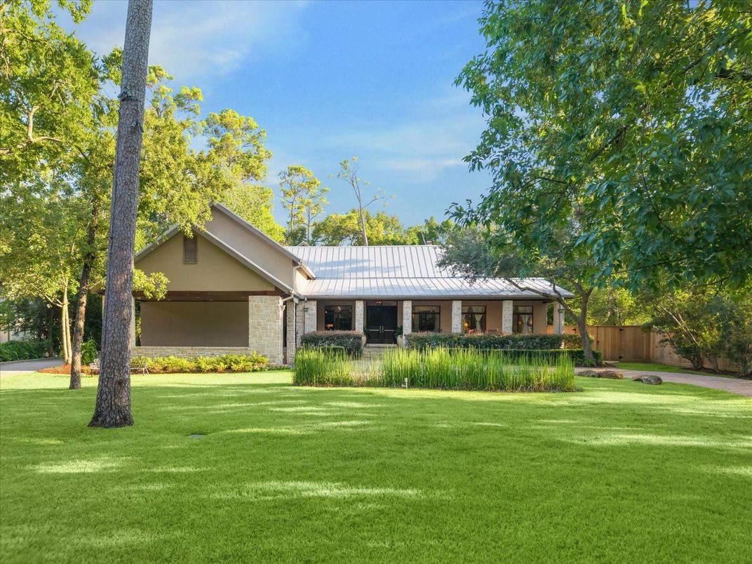 Backyard, Exterior, Facade, Brick Facade, Ranch