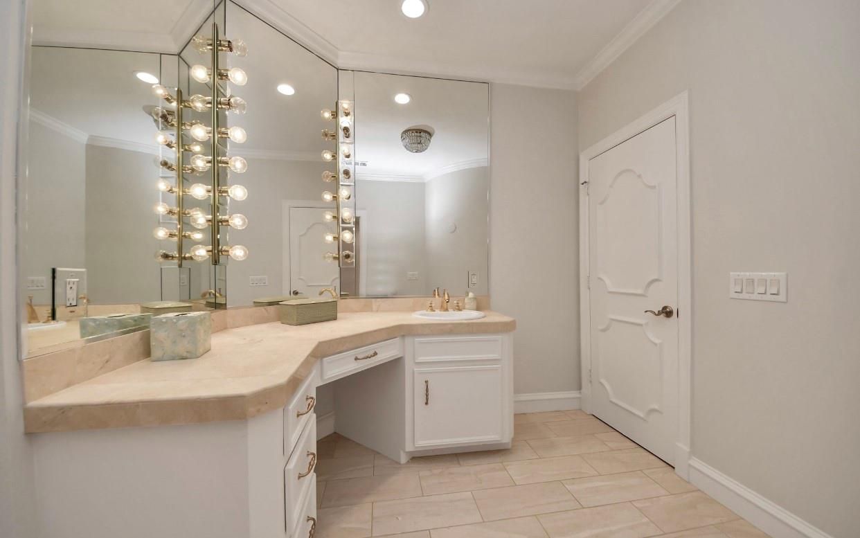 Bathroom, Dual Sink Vanities, Interior, Recessed Lighting