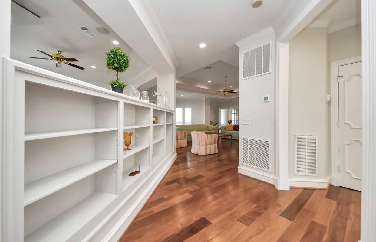 Interior, Recessed Lighting, Wood Texture Flooring