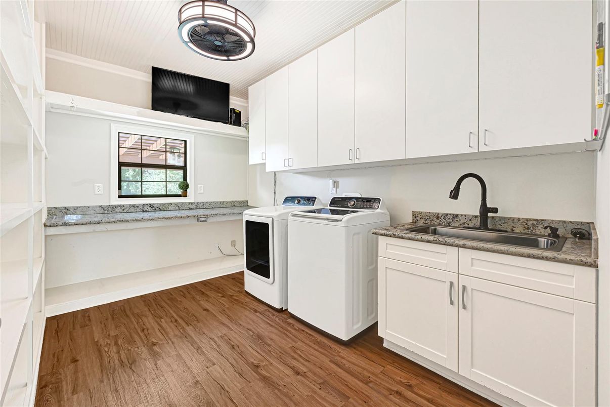 Interior, Washer, Wood Texture Flooring