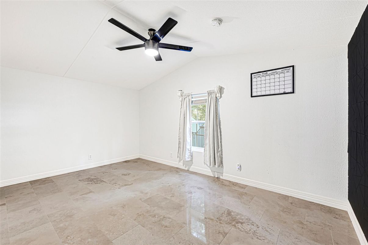 Empty room, Interior