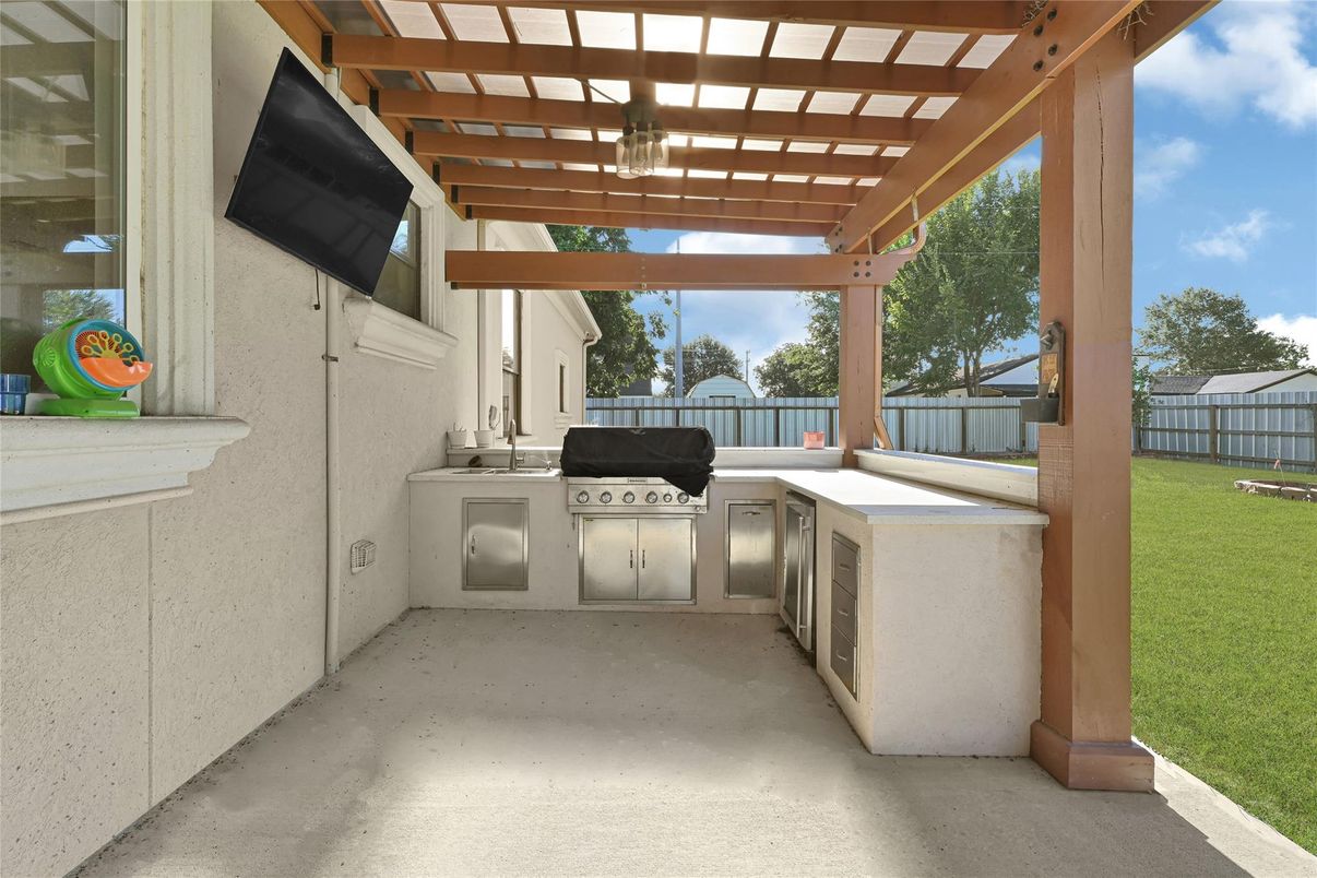 Exterior, Outdoor Kitchen