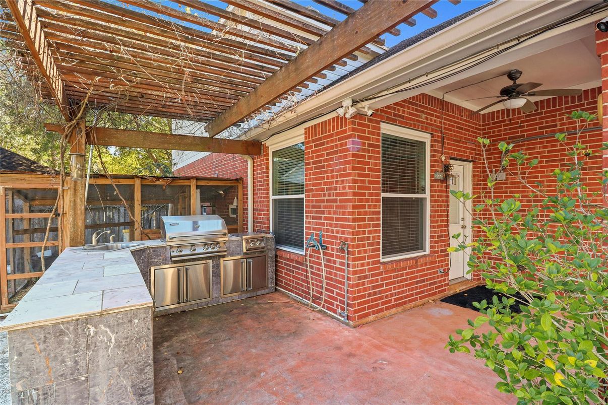 Exterior, Outdoor Kitchen