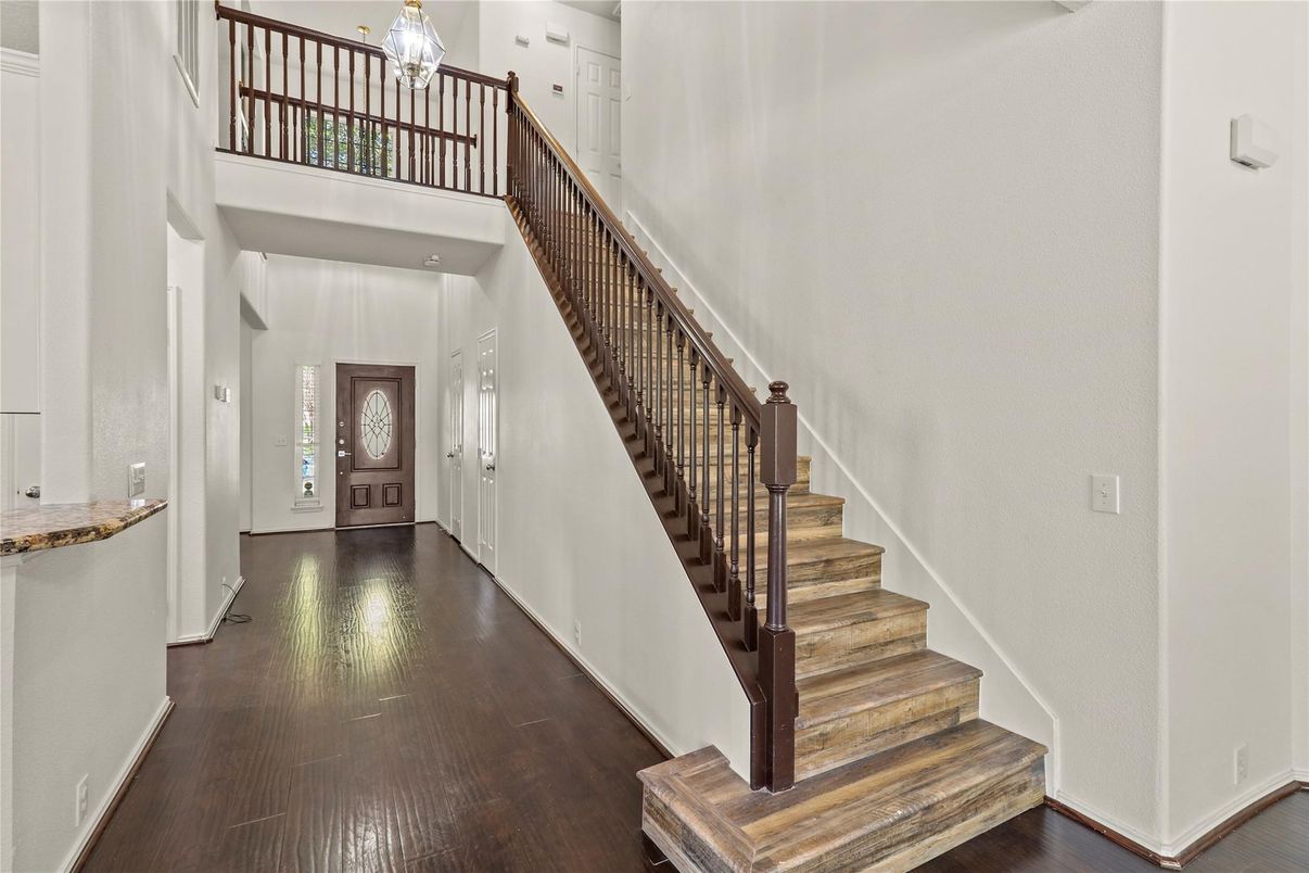 Interior, Pendant Lights, Wood Texture Flooring