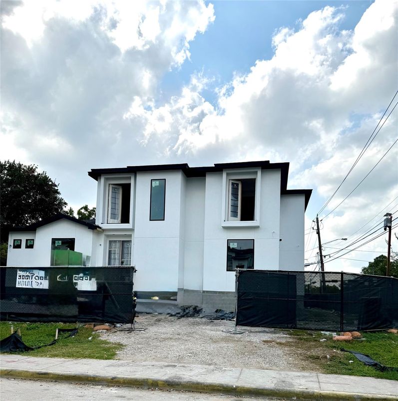 Exterior, Facade, Modern